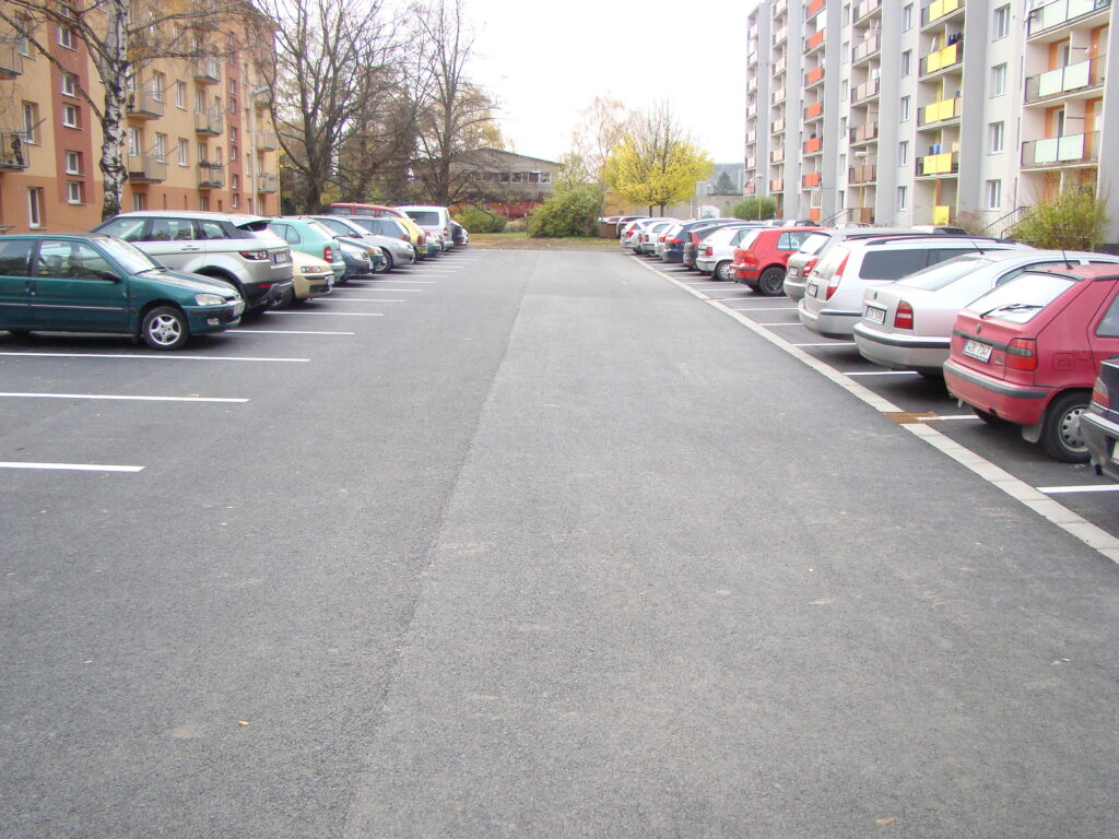 Nové parkoviště na ulici Nádražní nabídne přes 30 míst pro auta